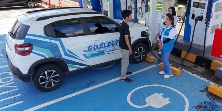 Petugas PLN memberikan penjelasan kepada pelanggan terkait fitur AntreEV di PLN Mobile yang memudahkan pengguna dalam memantau antrean pengisian daya di SPKLU. dok.(ist