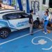 Petugas PLN memberikan penjelasan kepada pelanggan terkait fitur AntreEV di PLN Mobile yang memudahkan pengguna dalam memantau antrean pengisian daya di SPKLU. dok.(ist