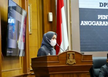 Bupati Serang Ratu Rachmatuzakiyah saat memaparkan Raperda APBD 2027 di gedung DPRD Kabupaten Serang. Dok. (Ist)