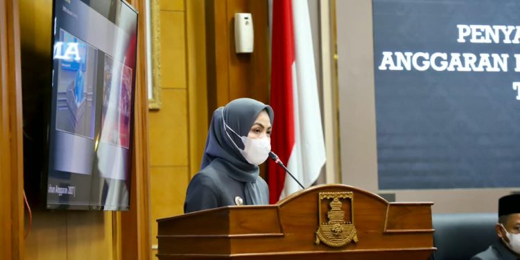 Bupati Serang Ratu Rachmatuzakiyah saat memaparkan Raperda APBD 2027 di gedung DPRD Kabupaten Serang. Dok. (Ist)