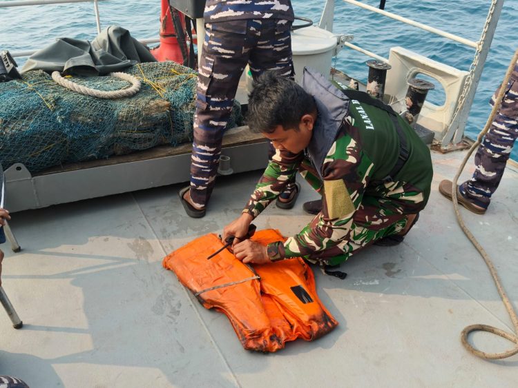 TNI AL temukan pelampung diperairan Cikoneng Anyer. Dok. (Ist)