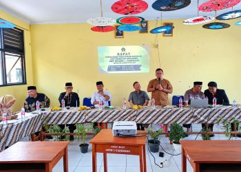 Kepala sekolah, Jajaran dewan guru, komite dan Alumni serta wali murid rapat musyawarah di SMPN 1 Carenang. Dok.(ist)