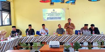 Kepala sekolah, Jajaran dewan guru, komite dan Alumni serta wali murid rapat musyawarah di SMPN 1 Carenang. Dok.(ist)