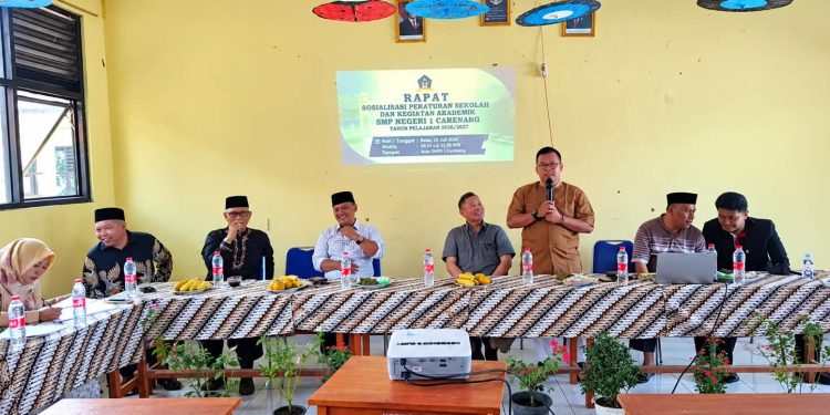 Kepala sekolah, Jajaran dewan guru, komite dan Alumni serta wali murid rapat musyawarah di SMPN 1 Carenang. Dok.(ist)