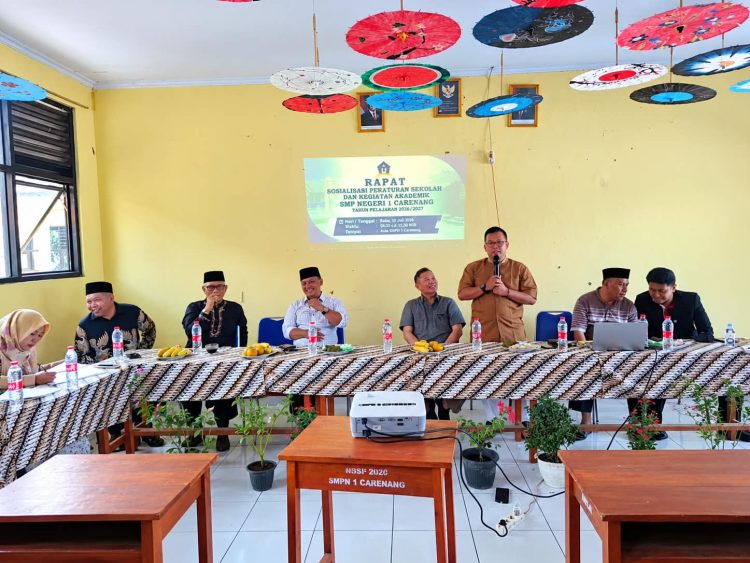 Kepala sekolah, Jajaran dewan guru, komite dan Alumni serta wali murid rapat musyawarah di SMPN 1 Carenang. Dok.(ist)