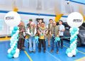 Manager UP3 Cikokol Eka Rahma Daniati ( kiri) bersama Sekretaris Daerah Kota Tangerang H. Herman Suwarman, M. Si (tengah ) dan mitra XDN, Nurdin Effendi (kanan) melakukan pengguntingan pita sebagai tanda resmi beroperasinya SPKLU Center XDN Cipondoh, Kota Tangerang. Dok. (Ist)
