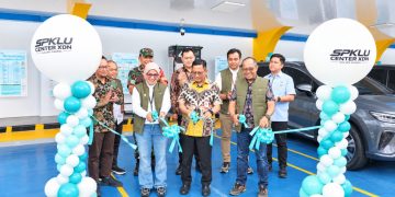 Manager UP3 Cikokol Eka Rahma Daniati ( kiri) bersama Sekretaris Daerah Kota Tangerang H. Herman Suwarman, M. Si (tengah ) dan mitra XDN, Nurdin Effendi (kanan) melakukan pengguntingan pita sebagai tanda resmi beroperasinya SPKLU Center XDN Cipondoh, Kota Tangerang. Dok. (Ist)