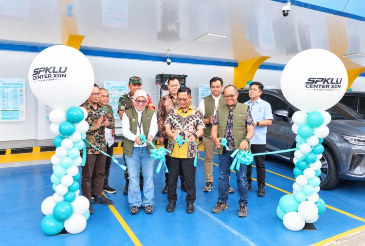 Manager UP3 Cikokol Eka Rahma Daniati ( kiri) bersama Sekretaris Daerah Kota Tangerang H. Herman Suwarman, M. Si (tengah ) dan mitra XDN, Nurdin Effendi (kanan) melakukan pengguntingan pita sebagai tanda resmi beroperasinya SPKLU Center XDN Cipondoh, Kota Tangerang. Dok. (Ist)