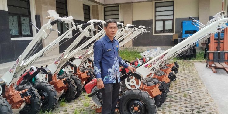DKPP Kabupaten Serang Salurkan Bantuan Alsintan Traktor dan Mesin Rumput Kepada Kelompok Tani. Dok. (Nurlan)