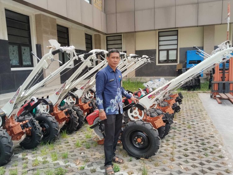 DKPP Kabupaten Serang Salurkan Bantuan Alsintan Traktor dan Mesin Rumput Kepada Kelompok Tani. Dok. (Nurlan)