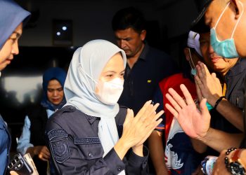 Ratu Rachmatuzakiyah saat meninjau Pos Pengamatan Gunung Api Anak Krakatau (GAK) Pusat Vulkanologi dan Mitigasi Bencana Geologi pada Badan Geologi Kementerian Energi dan Sumber Daya Mineral (Kemen ESDM) di Desa Pasauran, Kecamatan Cinangka pada Minggu, 6 September 2026. Dok. (Ist)