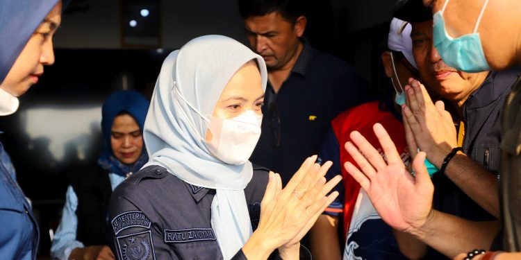 Ratu Rachmatuzakiyah saat meninjau Pos Pengamatan Gunung Api Anak Krakatau (GAK) Pusat Vulkanologi dan Mitigasi Bencana Geologi pada Badan Geologi Kementerian Energi dan Sumber Daya Mineral (Kemen ESDM) di Desa Pasauran, Kecamatan Cinangka pada Minggu, 6 September 2026. Dok. (Ist)