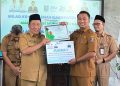 Asda memberikan simbolis kepada camat carenang di pendopo bupati serang. Dok (ist)