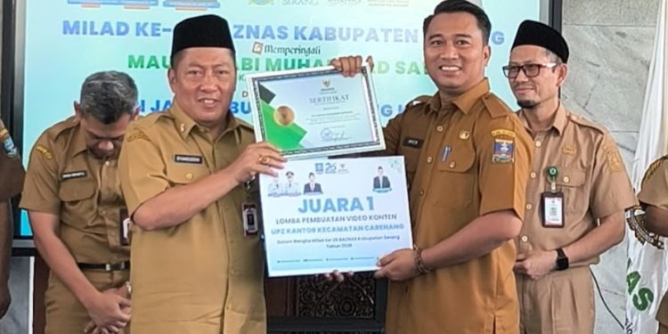 Asda memberikan simbolis kepada camat carenang di pendopo bupati serang. Dok (ist)