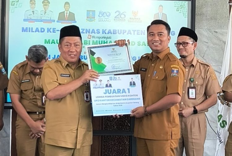 Asda memberikan simbolis kepada camat carenang di pendopo bupati serang. Dok (ist)
