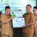 Asda memberikan simbolis kepada camat carenang di pendopo bupati serang. Dok (ist)