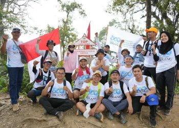 Jajaran OPD Kibarkan Bendera di Puncak Gunung Prakasak Ciomas, Peringati Hari Jadi Kabupaten Serang yang ke 500 Tahun. Dok. (Ist)