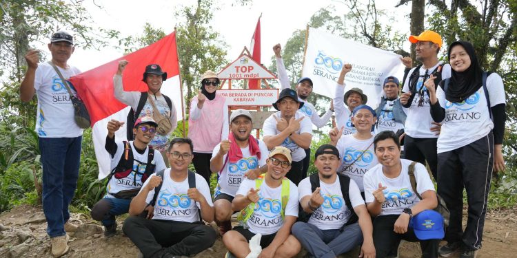 Jajaran OPD Kibarkan Bendera di Puncak Gunung Prakasak Ciomas, Peringati Hari Jadi Kabupaten Serang yang ke 500 Tahun. Dok. (Ist)