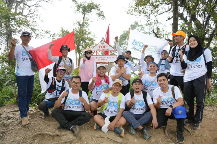 Jajaran OPD Kibarkan Bendera di Puncak Gunung Prakasak Ciomas, Peringati Hari Jadi Kabupaten Serang yang ke 500 Tahun. Dok. (Ist)