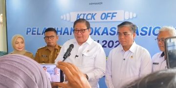 Menko RI Airlangga Hartarto di dambingi Kemenaker RI Yassierli, Gubernur Banten Andra Soni, Bupati Serang Ratu Rachmatuzakiyah, serta Wakil Wali Kota Serang Nur Agis Aulia. Saat konferensi Pers. Dok. (Nurlan)