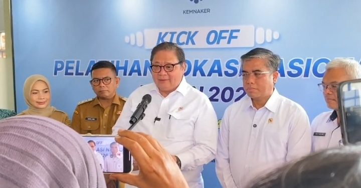 Menko RI Airlangga Hartarto di dambingi Kemenaker RI Yassierli, Gubernur Banten Andra Soni, Bupati Serang Ratu Rachmatuzakiyah, serta Wakil Wali Kota Serang Nur Agis Aulia. Saat konferensi Pers. Dok. (Nurlan)
