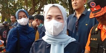 Bupati Serang Ratu Rachamtuzakiyah usai melakukan pemantauan dan pengawasan terhadap situasi aktivitas erupsi gunung anak krakatau. Dok. (Ist)
