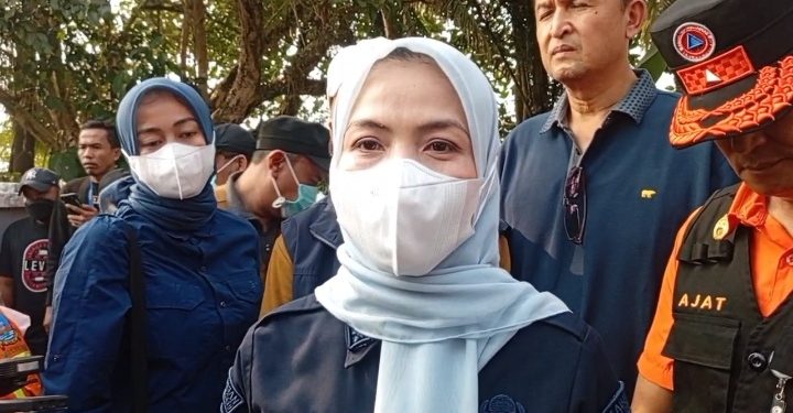 Bupati Serang Ratu Rachamtuzakiyah usai melakukan pemantauan dan pengawasan terhadap situasi aktivitas erupsi gunung anak krakatau. Dok. (Ist)