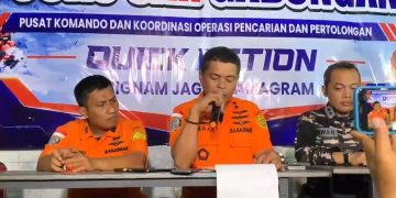 Kepala Basarnas Banten, Al Amrad menggelar konferensi pers terkait perkembangan lima jurnalis dan awak kapal speedboat yang hilang kontak. Dok. (Ist)