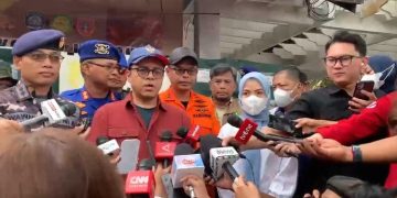 Wakil Menteri Komunikasi dan Digital Nezar Patria memantau pencarian 5 jurnalis dan 3 awak kapal yang hilang kontak di Selat Sunda. Dok. (Ist)