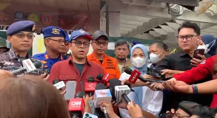 Wakil Menteri Komunikasi dan Digital Nezar Patria memantau pencarian 5 jurnalis dan 3 awak kapal yang hilang kontak di Selat Sunda. Dok. (Ist)