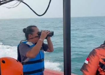 Relawan bersama Basaranas pantau pencarian lima jurnalis dan kru speedboat di perairan selat sunda. Dok. (Ist)
