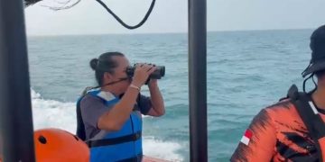 Relawan bersama Basaranas pantau pencarian lima jurnalis dan kru speedboat di perairan selat sunda. Dok. (Ist)