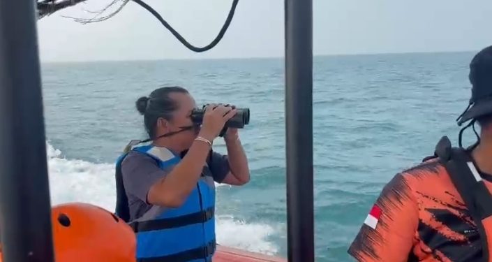Relawan bersama Basaranas pantau pencarian lima jurnalis dan kru speedboat di perairan selat sunda. Dok. (Ist)