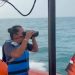 Relawan bersama Basaranas pantau pencarian lima jurnalis dan kru speedboat di perairan selat sunda. Dok. (Ist)