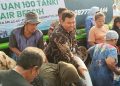 Direktur BPR Serang, Dadi Suryadi, menyalurkan air bersih di Carenang. Dok. (Nurlan)