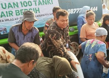 Direktur BPR Serang, Dadi Suryadi, menyalurkan air bersih di Carenang. Dok. (Nurlan)