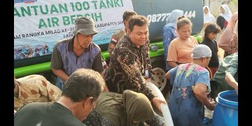Direktur BPR Serang, Dadi Suryadi, menyalurkan air bersih di Carenang. Dok. (Nurlan)