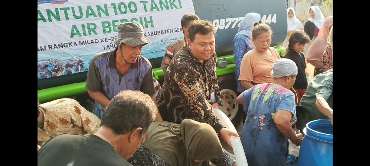 Direktur BPR Serang, Dadi Suryadi, menyalurkan air bersih di Carenang. Dok. (Nurlan)