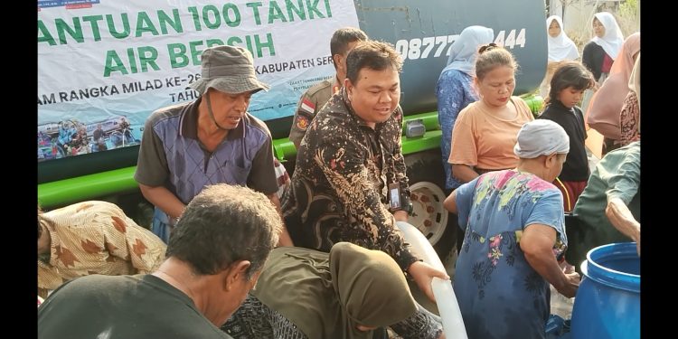 Direktur BPR Serang, Dadi Suryadi, menyalurkan air bersih di Carenang. Dok. (Nurlan)