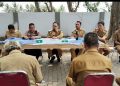 Camat Carenang Imron menggelar rapat minggon yang dihadiri narasumber dari Dinas Perkim dan DLH dalam membahas pengelolaan sampah dan rutilahu di halaman kantor Kecamatan Carenang. Dok (Nurlan)