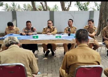 Camat Carenang Imron menggelar rapat minggon yang dihadiri narasumber dari Dinas Perkim dan DLH dalam membahas pengelolaan sampah dan rutilahu di halaman kantor Kecamatan Carenang. Dok (Nurlan)
