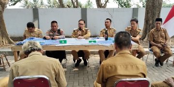 Camat Carenang Imron menggelar rapat minggon yang dihadiri narasumber dari Dinas Perkim dan DLH dalam membahas pengelolaan sampah dan rutilahu di halaman kantor Kecamatan Carenang. Dok (Nurlan)