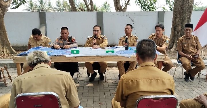 Camat Carenang Imron menggelar rapat minggon yang dihadiri narasumber dari Dinas Perkim dan DLH dalam membahas pengelolaan sampah dan rutilahu di halaman kantor Kecamatan Carenang. Dok (Nurlan)