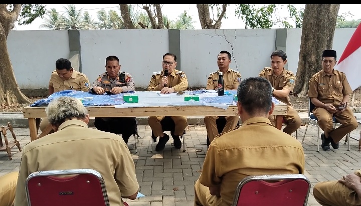 Camat Carenang Imron menggelar rapat minggon yang dihadiri narasumber dari Dinas Perkim dan DLH dalam membahas pengelolaan sampah dan rutilahu di halaman kantor Kecamatan Carenang. Dok (Nurlan)