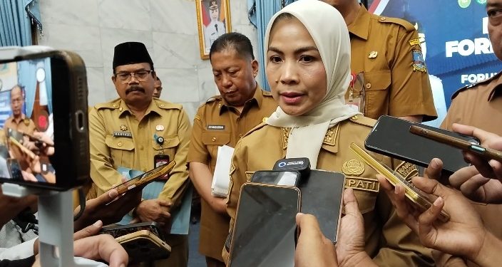 Bupati Serang Ratu Rachamatuzakiyah saat di wawancarai wartawan usai rapat forkopimda di pendopo. Dok (Nurlan)