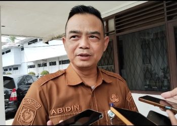 Kepala Bidang Pembinaan Sekolah Dasar, Abidin Nasyar saat di wawancarai terkait program sekolah. Dok (Nurlan)
