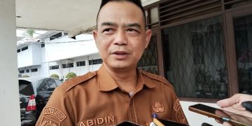 Kepala Bidang Pembinaan Sekolah Dasar, Abidin Nasyar saat di wawancarai terkait program sekolah. Dok (Nurlan)