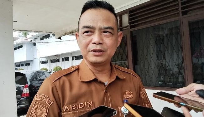 Kepala Bidang Pembinaan Sekolah Dasar, Abidin Nasyar saat di wawancarai terkait program sekolah. Dok (Nurlan)