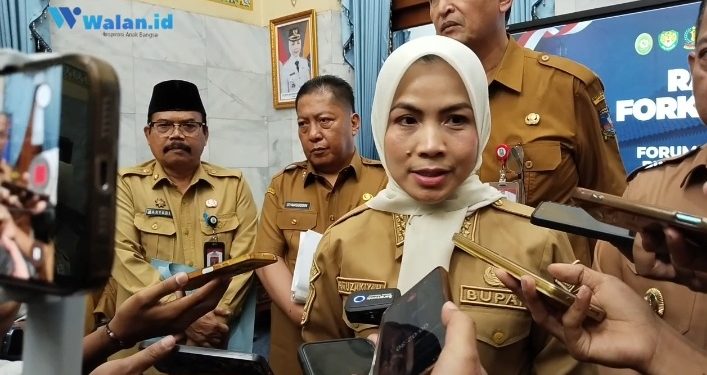 Bupati Serang Ratu Rachamatuzakiyah saat di wawancarai usai menggelar rapat Forkopimda di Pendopo Bupati Serang. Dok. (Ist)