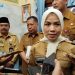 Bupati Serang Ratu Rachamatuzakiyah saat di wawancarai usai menggelar rapat Forkopimda di Pendopo Bupati Serang. Dok. (Ist)